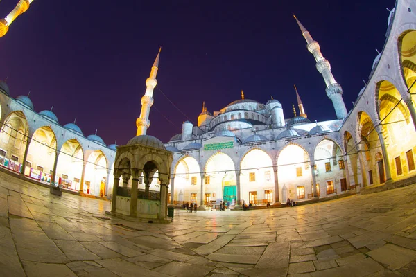 İstanbul 'daki Mavi Cami' nin içi. Türkiye