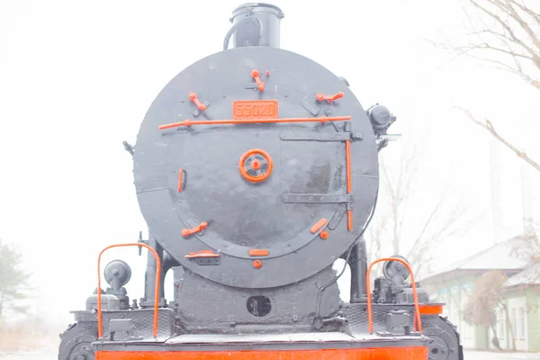 Historyczna Parowóz Jest Wystawiony Przed Starym Dworcem Kolejowym — Zdjęcie stockowe