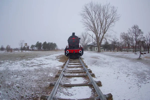 歴史的な蒸気機関車 旧駅前に展示されている — ストック写真
