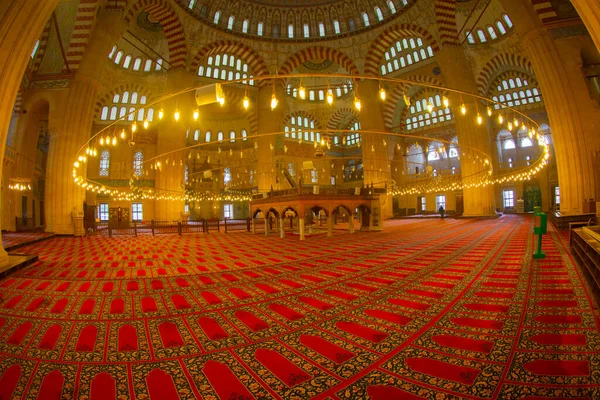 Tarihi buhar lokomotifi. Eski tren istasyonunun önünde sergileniyor..