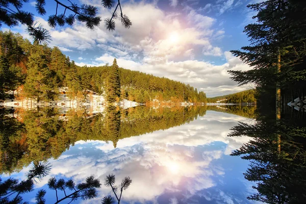Türkiye Bilecik 'te Bozcaarmut Gölü, güneşli bir sabah erken saatlerde