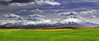 Hasan Dagi, Türkiye 'nin güneyinde (Aksaray' ın güneyinde) çift tepeli güzel bir stratovolcano.).