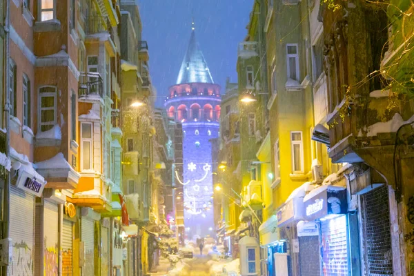 Zima Istanbulu Pohled Historickou Věž Galata Úzké Ulice Zasněžené Počasí — Stock fotografie