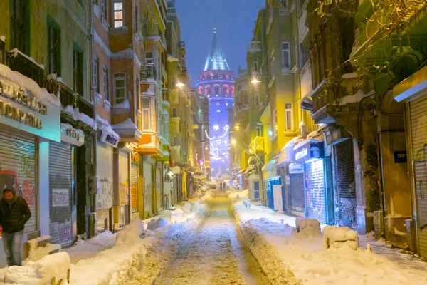 Vintern Istanbul Utsikt Över Historiska Galata Tower Från Smal Gata — Stockfoto