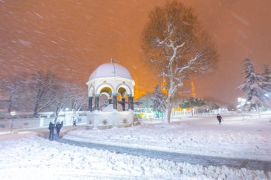 Bir kış günü Türkiye 'nin İstanbul kentindeki eski Hipodrom' da Alman Çeşmesi 'nin bulunduğu güzel manzara. İstanbul 'da kar fırtınası