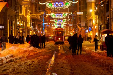Taksim 'de karlı bir gün, Beyoğlu. Istiklal Caddesi 'nde nostaljik tramvay. Taksim İstiklal Caddesi İstanbul, Türkiye 'de popüler bir yer.