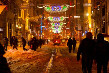 Taksim 'de karlı bir gün, Beyoğlu. Istiklal Caddesi 'nde nostaljik tramvay. Taksim İstiklal Caddesi İstanbul, Türkiye 'de popüler bir yer.