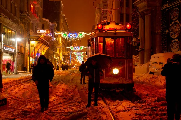 Χιονάτη Μέρα Στο Ταξίμ Μπέγιογλου Νοσταλγικό Τραμ Στην Οδό Istiklal — Φωτογραφία Αρχείου