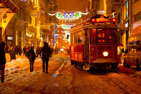 Día Nevado Taksim Beyoglu Tranvía Nostálgico Calle Istiklal Taksim Istiklal — Foto de Stock