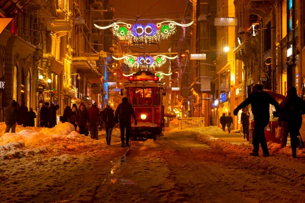 Día Nevado Taksim Beyoglu Tranvía Nostálgico Calle Istiklal Taksim Istiklal — Foto de Stock