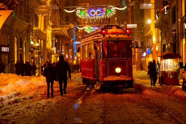 Taksim Karlı Bir Gün Beyoğlu Istiklal Caddesi Nde Nostaljik Tramvay — Stok fotoğraf