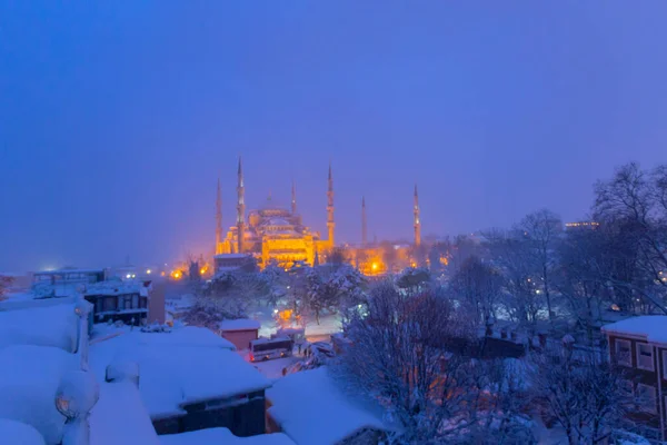 Noite Vista Neve Mesquita Azul Seus Arredores — Fotografia de Stock