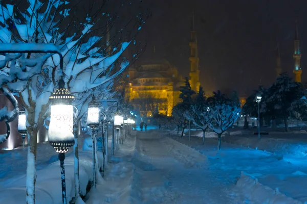Noite Vista Neve Mesquita Azul Seus Arredores — Fotografia de Stock