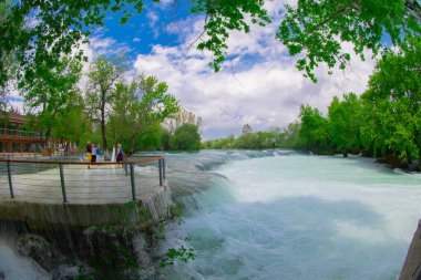 Türkiye 'de Manavgat Şelalesi. Çok popüler bir turizm merkezi..