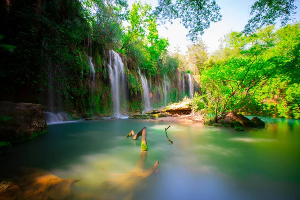 Una Foto Che Guarda Attraverso Tre Alla Tranquilla Cascata Kursunlu — Foto Stock