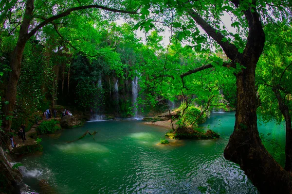 Uma Foto Olhando Através Dos Três Para Cachoeira Tranquila Kursunlu — Fotografia de Stock