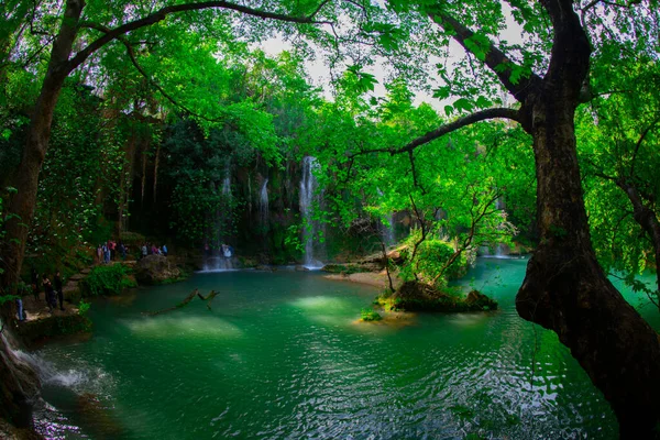 Uma Foto Olhando Através Dos Três Para Cachoeira Tranquila Kursunlu — Fotografia de Stock