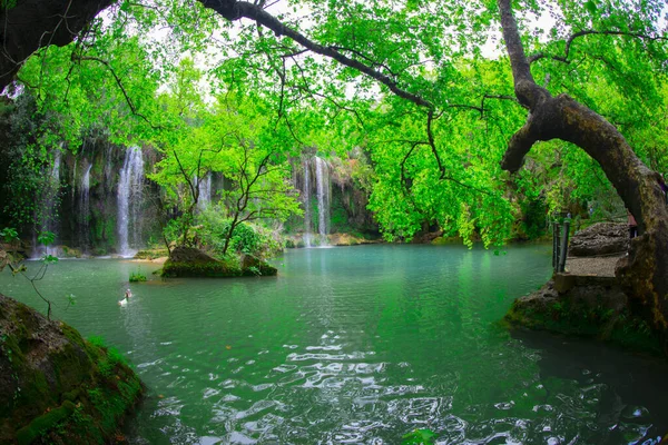 Фото Смотрящее Через Тройки Спокойному Водопаду Курсунлу Анталии Турция — стоковое фото