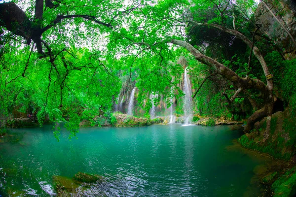 Una Foto Che Guarda Attraverso Tre Alla Tranquilla Cascata Kursunlu — Foto Stock