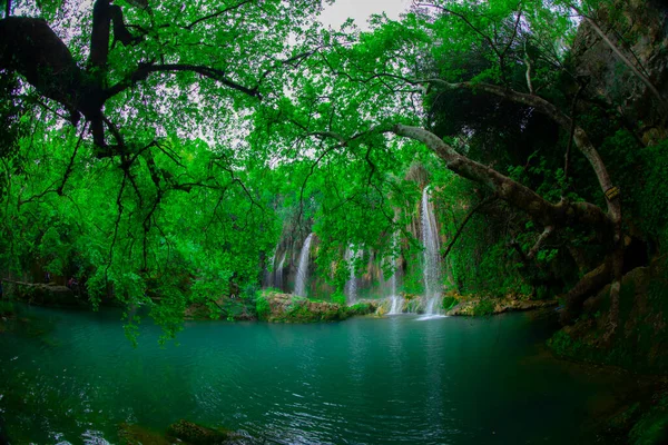 Uma Foto Olhando Através Dos Três Para Cachoeira Tranquila Kursunlu — Fotografia de Stock