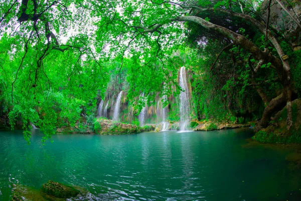 Türkiye Nin Antalya Kentindeki Kursunlu Kentindeki Sakin Şelaleye Üçlülerin Arasından — Stok fotoğraf