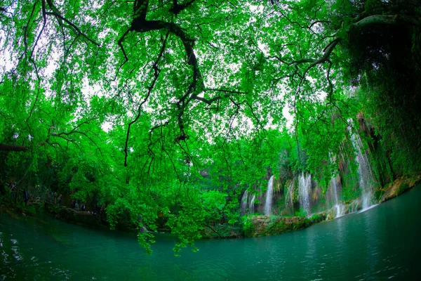 Фото Смотрящее Через Тройки Спокойному Водопаду Курсунлу Анталии Турция — стоковое фото