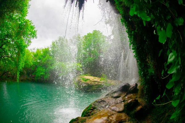 Uma Foto Olhando Através Dos Três Para Cachoeira Tranquila Kursunlu — Fotografia de Stock