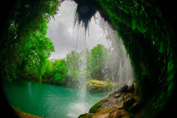 Uma Foto Olhando Através Dos Três Para Cachoeira Tranquila Kursunlu — Fotografia de Stock