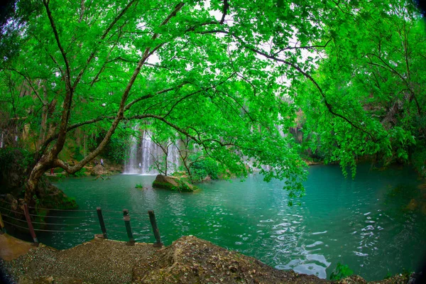 Fotografie Která Dívá Přes Trojku Klidný Vodopád Kursunlu Antalyi Turecko — Stock fotografie