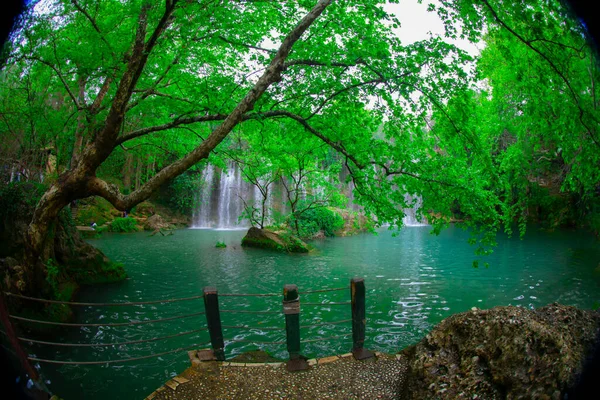 Uma Foto Olhando Através Dos Três Para Cachoeira Tranquila Kursunlu — Fotografia de Stock