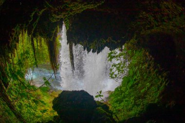 Duden şelalesi Antalya hindisi. Yeşil ağaçlı vahşi yaz. Duden Şelalesi 'nde panoramik manzara. Açık hava şelalesi. Hindi doğa manzarası. Şelale ormanı doğası. Antalya Doğal Parkı