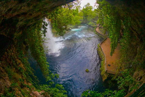 杜登瀑布安塔利亚土耳其 夏日野性 绿树成荫 达顿瀑布全景 户外森林瀑布 土耳其的自然景观 瀑布森林的性质 安塔利亚自然公园 — 图库照片