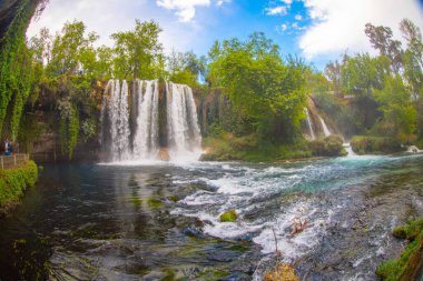 Duden şelalesi Antalya hindisi. Yeşil ağaçlı vahşi yaz. Duden Şelalesi 'nde panoramik manzara. Açık hava şelalesi. Hindi doğa manzarası. Şelale ormanı doğası. Antalya Doğal Parkı
