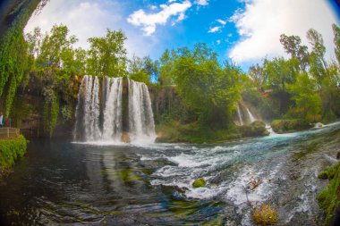 Duden şelalesi Antalya hindisi. Yeşil ağaçlı vahşi yaz. Duden Şelalesi 'nde panoramik manzara. Açık hava şelalesi. Hindi doğa manzarası. Şelale ormanı doğası. Antalya Doğal Parkı
