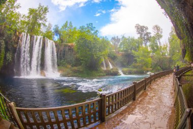 Duden şelalesi Antalya hindisi. Yeşil ağaçlı vahşi yaz. Duden Şelalesi 'nde panoramik manzara. Açık hava şelalesi. Hindi doğa manzarası. Şelale ormanı doğası. Antalya Doğal Parkı
