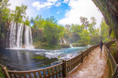 Duden şelalesi Antalya hindisi. Yeşil ağaçlı vahşi yaz. Duden Şelalesi 'nde panoramik manzara. Açık hava şelalesi. Hindi doğa manzarası. Şelale ormanı doğası. Antalya Doğal Parkı