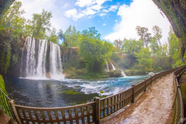 Duden şelalesi Antalya hindisi. Yeşil ağaçlı vahşi yaz. Duden Şelalesi 'nde panoramik manzara. Açık hava şelalesi. Hindi doğa manzarası. Şelale ormanı doğası. Antalya Doğal Parkı
