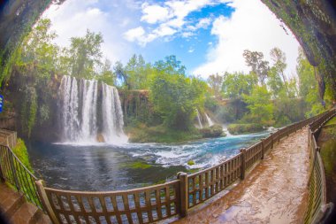 Duden şelalesi Antalya hindisi. Yeşil ağaçlı vahşi yaz. Duden Şelalesi 'nde panoramik manzara. Açık hava şelalesi. Hindi doğa manzarası. Şelale ormanı doğası. Antalya Doğal Parkı