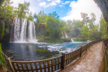Duden şelalesi Antalya hindisi. Yeşil ağaçlı vahşi yaz. Duden Şelalesi 'nde panoramik manzara. Açık hava şelalesi. Hindi doğa manzarası. Şelale ormanı doğası. Antalya Doğal Parkı