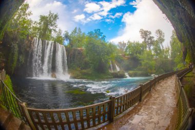 Duden şelalesi Antalya hindisi. Yeşil ağaçlı vahşi yaz. Duden Şelalesi 'nde panoramik manzara. Açık hava şelalesi. Hindi doğa manzarası. Şelale ormanı doğası. Antalya Doğal Parkı