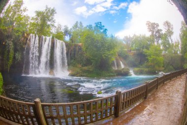 Duden şelalesi Antalya hindisi. Yeşil ağaçlı vahşi yaz. Duden Şelalesi 'nde panoramik manzara. Açık hava şelalesi. Hindi doğa manzarası. Şelale ormanı doğası. Antalya Doğal Parkı