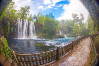 Duden şelalesi Antalya hindisi. Yeşil ağaçlı vahşi yaz. Duden Şelalesi 'nde panoramik manzara. Açık hava şelalesi. Hindi doğa manzarası. Şelale ormanı doğası. Antalya Doğal Parkı