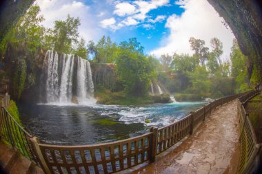 Duden şelalesi Antalya hindisi. Yeşil ağaçlı vahşi yaz. Duden Şelalesi 'nde panoramik manzara. Açık hava şelalesi. Hindi doğa manzarası. Şelale ormanı doğası. Antalya Doğal Parkı
