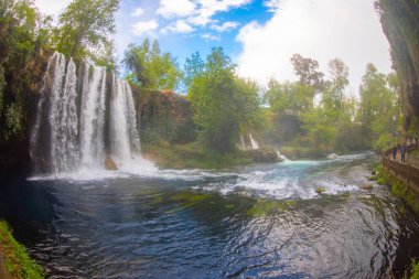 Duden şelalesi Antalya hindisi. Yeşil ağaçlı vahşi yaz. Duden Şelalesi 'nde panoramik manzara. Açık hava şelalesi. Hindi doğa manzarası. Şelale ormanı doğası. Antalya Doğal Parkı