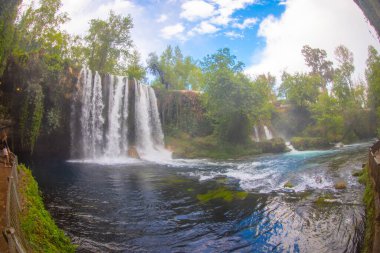 Duden şelalesi Antalya hindisi. Yeşil ağaçlı vahşi yaz. Duden Şelalesi 'nde panoramik manzara. Açık hava şelalesi. Hindi doğa manzarası. Şelale ormanı doğası. Antalya Doğal Parkı