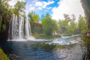 Duden şelalesi Antalya hindisi. Yeşil ağaçlı vahşi yaz. Duden Şelalesi 'nde panoramik manzara. Açık hava şelalesi. Hindi doğa manzarası. Şelale ormanı doğası. Antalya Doğal Parkı