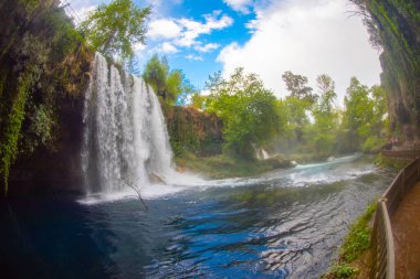 Duden şelalesi Antalya hindisi. Yeşil ağaçlı vahşi yaz. Duden Şelalesi 'nde panoramik manzara. Açık hava şelalesi. Hindi doğa manzarası. Şelale ormanı doğası. Antalya Doğal Parkı
