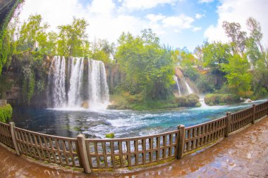 Duden şelalesi Antalya hindisi. Yeşil ağaçlı vahşi yaz. Duden Şelalesi 'nde panoramik manzara. Açık hava şelalesi. Hindi doğa manzarası. Şelale ormanı doğası. Antalya Doğal Parkı