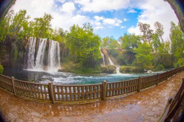 Duden şelalesi Antalya hindisi. Yeşil ağaçlı vahşi yaz. Duden Şelalesi 'nde panoramik manzara. Açık hava şelalesi. Hindi doğa manzarası. Şelale ormanı doğası. Antalya Doğal Parkı