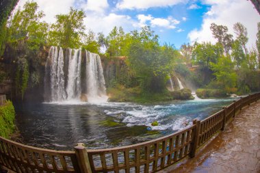 Duden şelalesi Antalya hindisi. Yeşil ağaçlı vahşi yaz. Duden Şelalesi 'nde panoramik manzara. Açık hava şelalesi. Hindi doğa manzarası. Şelale ormanı doğası. Antalya Doğal Parkı